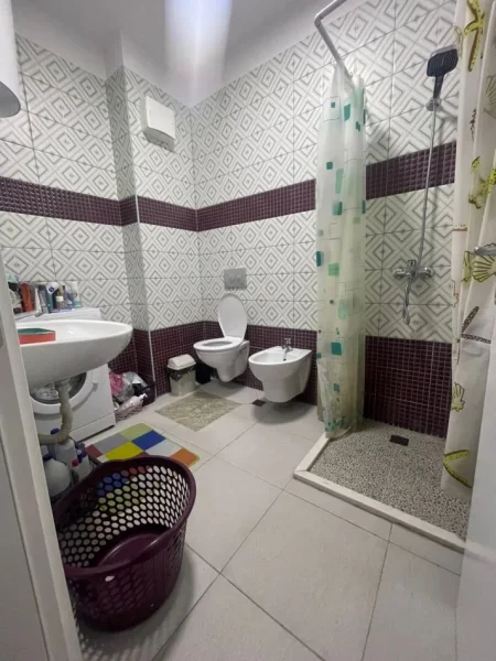 Tirane, jepet me qera apartament 1+1+Ballkon Kati 10, 65 m² 450 € (kompleksi golden park)