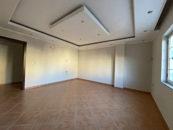 Tirane, jepet me qera zyre Kati 4, 178 m² 1.700 € (tek Sheshi Willson)