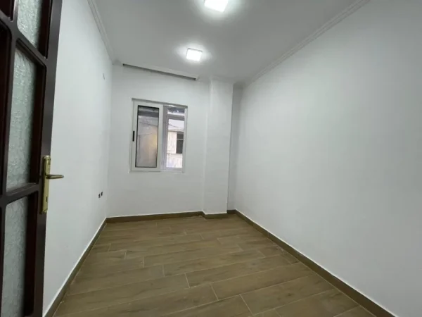 Tirane, jepet me qera zyre Kati 4, 178 m² 1.700 € (tek Sheshi Willson)