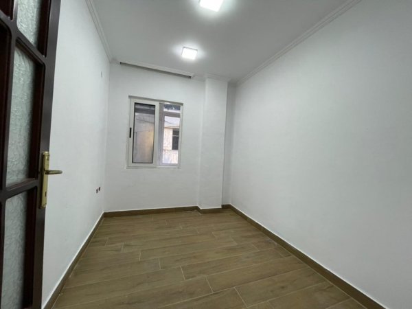 Tirane, jepet me qera zyre Kati 4, 178 m² 1.700 € (tek Sheshi Willson)