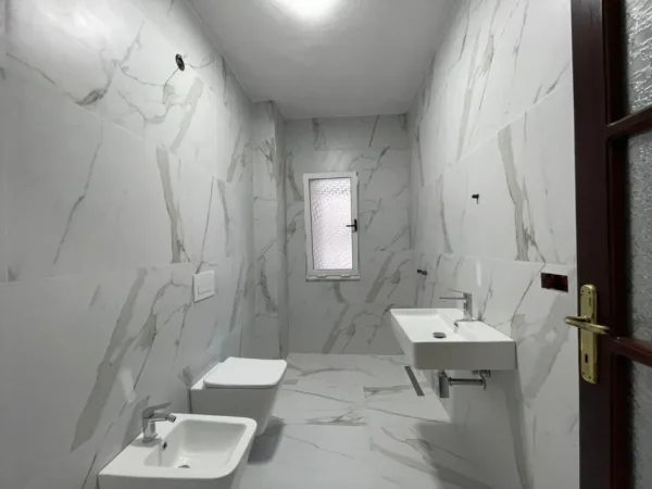 Tirane, jepet me qera zyre Kati 4, 178 m² 1.700 € (tek Sheshi Willson)