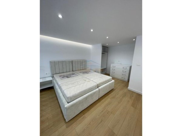 Tirane, jepet me qera apartament duplex 1+1 Kati 0, 38 m² 450 € (Fresk , Restorant Fresku)