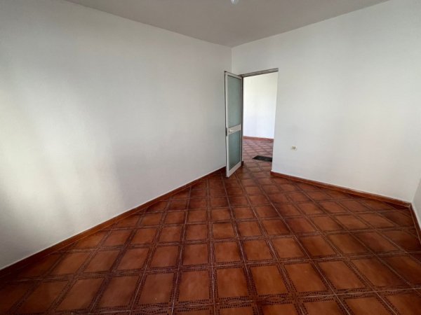 Tirane, jepet me qera apartament 2+1 Kati 1, 360 € 