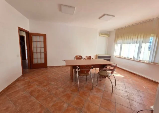 Tirane, jepet me qera apartament 3+1+Ballkon , 120 m² 650 € (Bulevardi Zogu I)