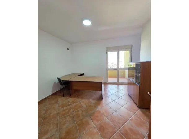 Tirane, jepet me qera apartament 3+1+Ballkon , 120 m² 650 € (Bulevardi Zogu I)