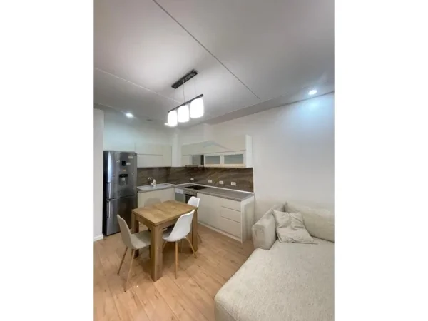 Tirane, jepet me qera apartament 2+1 Kati 1, 94 m² 700 € (KODRA E DIELLIT 1)
