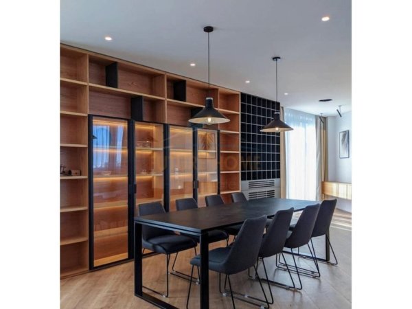 Tirane, jepet me qera apartament 2+1 Kati 9, 165 m² 2.000 € (STADIUM DINAMO)