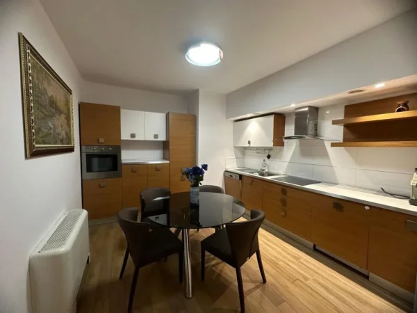 Tirane, jepet me qera apartament 1+1+Ballkon Kati 10, 85 m² 950 € (sheshi willson)