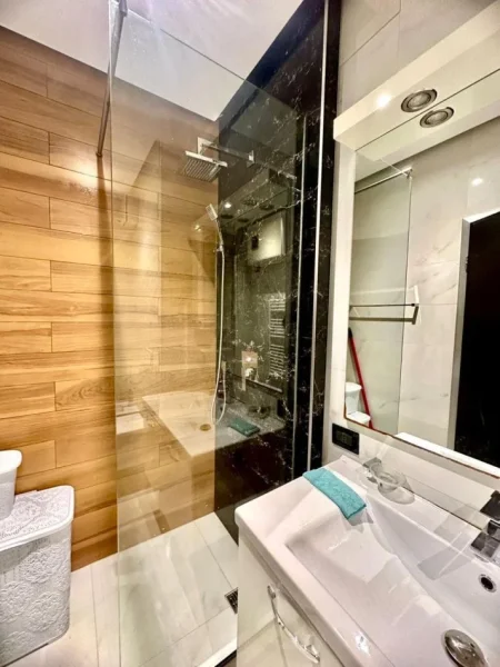 Tirane, jepet me qera apartament 1+1+Ballkon Kati 10, 85 m² 950 € (sheshi willson)