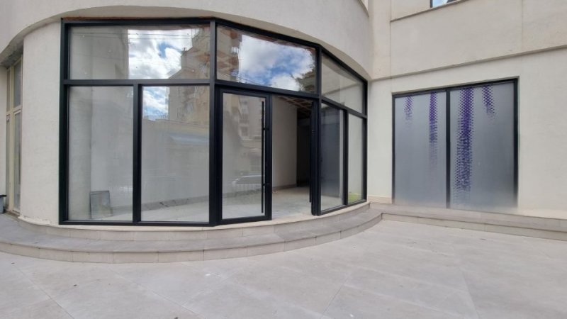 Jepet me Qira Ambient Biznesi në Qendër të Tiranës tek Piazza,  1200 Euro