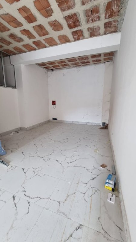 Jepet me Qira Ambient Biznesi në Qendër të Tiranës tek Piazza,  1200 Euro