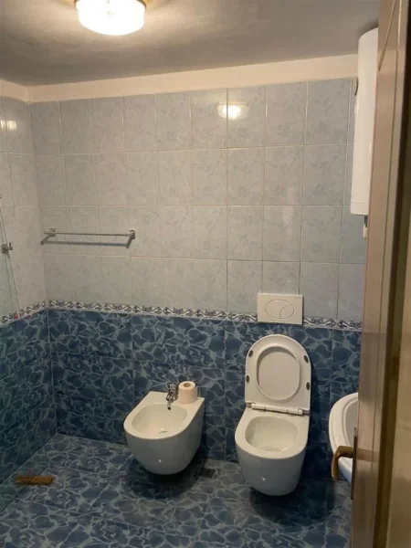 Tirane, jepet me qera apartament 2+1+Ballkon Kati 2, 102 m² 600 € 
