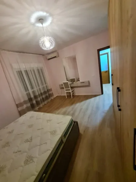 Tirane, jepet me qera apartament 2+1+Ballkon Kati 5, 85 m² 550 € (tek Parku i Autobuzave)