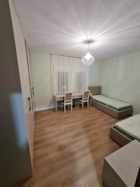 Tirane, jepet me qera apartament 2+1+Ballkon Kati 5, 85 m² 550 € (tek Parku i Autobuzave)