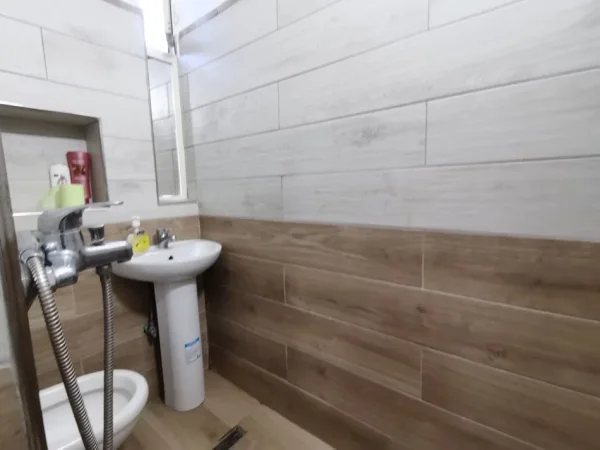 Tirane, jepet me qera garsonier 1+1 Kati 1, 33 m² 330 € (stacioni trenit)