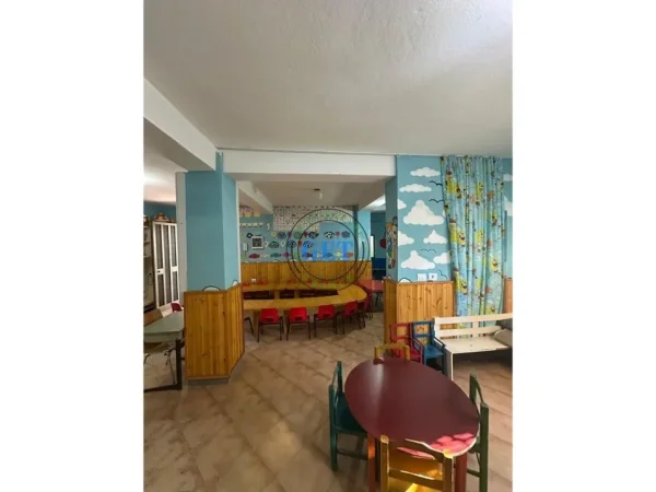 Durres, jepet me qera Kopsht fëmijësh ,Kati 1, 400 m² 1.200 € (Spitalle)