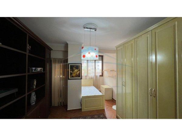 Tirane, shitet apartament 3+1+Ballkon Kati 2, 172 m² 320.000 € (Rruga Siri Kodra)