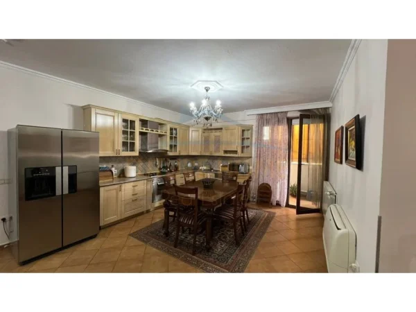 Tirane, shitet apartament 3+1+Ballkon Kati 2, 172 m² 320.000 € (Rruga Siri Kodra)