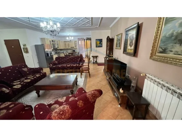 Tirane, shitet apartament 3+1+Ballkon Kati 2, 172 m² 320.000 € (Rruga Siri Kodra)