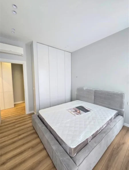 Tirane, jepet me qera apartament 1+1+Ballkon Kati 3, 77 m² 1.300 € (Liqeni i Thate)