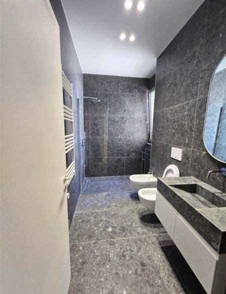 Tirane, jepet me qera apartament 1+1+Ballkon Kati 3, 77 m² 1.400 € (Liqeni i Thate)