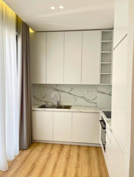 Tirane, jepet me qera apartament 1+1+Ballkon Kati 3, 77 m² 1.400 € (Liqeni i Thate)