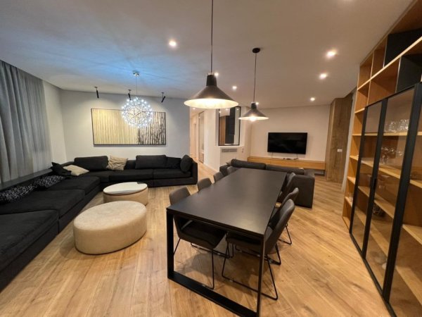 Tirane, jepet me qera apartament 2+1+Ballkon Kati 9, 157 m² 2.000 € (Stadiumi Dinamo)