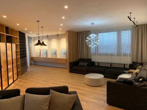 Tirane, jepet me qera apartament 2+1+Ballkon Kati 9, 157 m² 2.000 € (Stadiumi Dinamo)