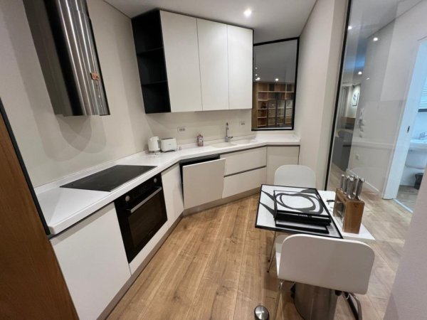 Tirane, jepet me qera apartament 2+1+Ballkon Kati 9, 157 m² 2.000 € (Stadiumi Dinamo)