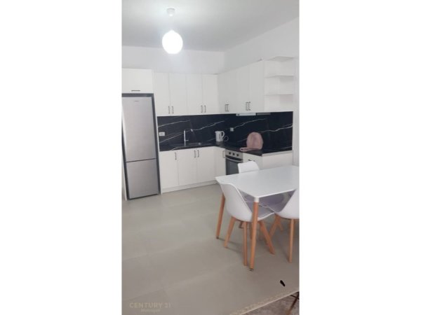 Tirane, jepet me qera apartament 2+1+Aneks+Ballkon Kati 4, 115 m² 750 € (Spitali)