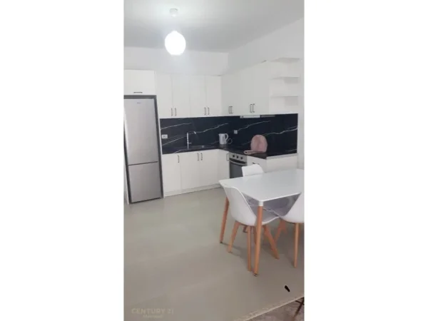 Tirane, jepet me qera apartament 2+1+Aneks+Ballkon Kati 4, 115 m² 750 € (Spitali)