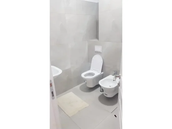 Tirane, jepet me qera apartament 2+1+Aneks+Ballkon Kati 4, 115 m² 750 € (Spitali)