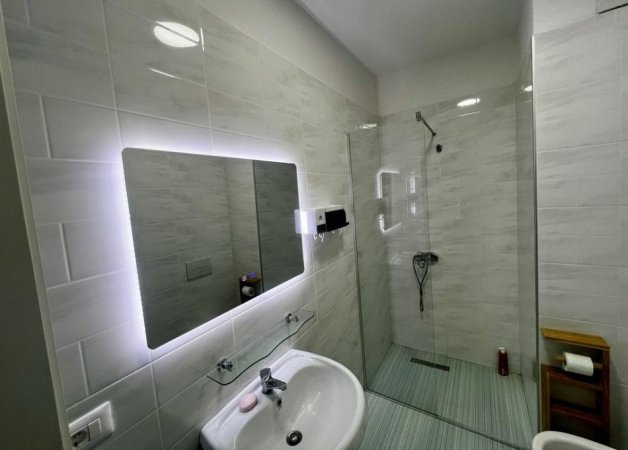 Tirane, jepet me qera apartament 2+1 Kati 1, 100 m² 650 € 