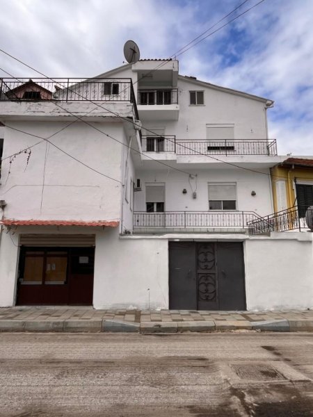 Tirane, jepet me qera Vile 1+1+Ballkon Kati 2, 150 m² 500 € (Rruga Ali Pashe Gucia)