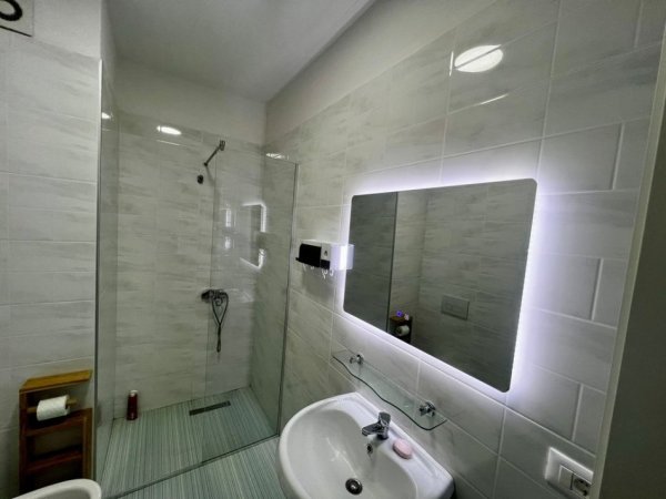 Tirane, jepet me qera apartament 2+1+Aneks+Ballkon Kati 1, 100 m² 650 € (Bulevardi i Ri)