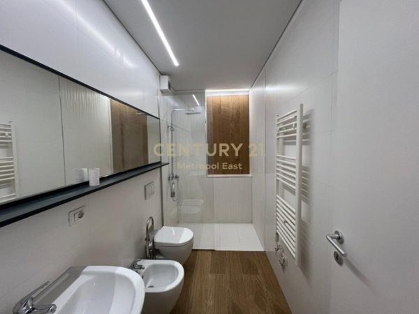 Tirane, jepet me qera apartament 2+1+Aneks+Ballkon Kati 8, 150 m² 2.000 € (Stadiumi Dinamo)