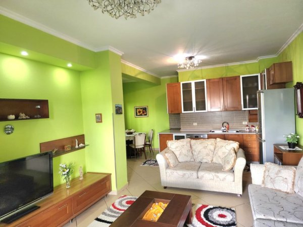 Tirane, jepet me qera apartament 2+1+Ballkon Kati 8, 650 € 