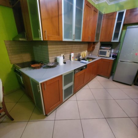 Tirane, jepet me qera apartament 2+1+Ballkon Kati 8, 650 € 