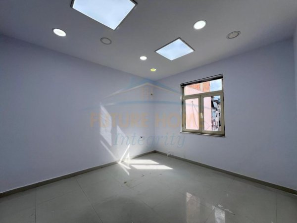 Tirane, jepet me qera apartament 2+1 Kati 4, 70 m² 700 € 