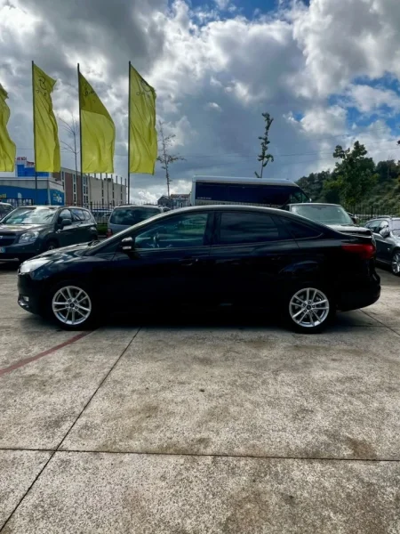 Tirane, shitet makine  Ford Focus Nafte, e zeze automatik Klima 105.000 km 7500€