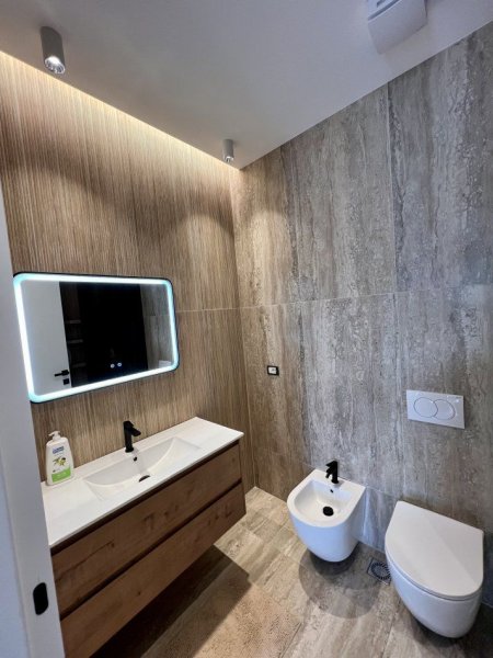 Tirane, jepet me qera apartament 2+1+Ballkon Kati 9, 95 m² 1.100 € (Komuna e Parisit)