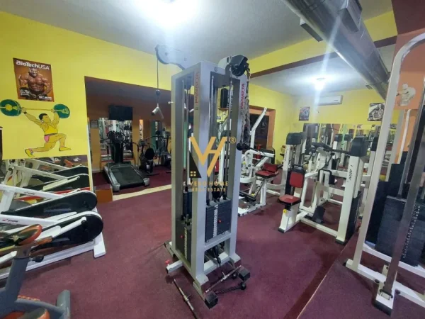 Tirane, jepet me qera ambjent biznesi Kati 0, 205 m² 800 € (ALI DEMI)