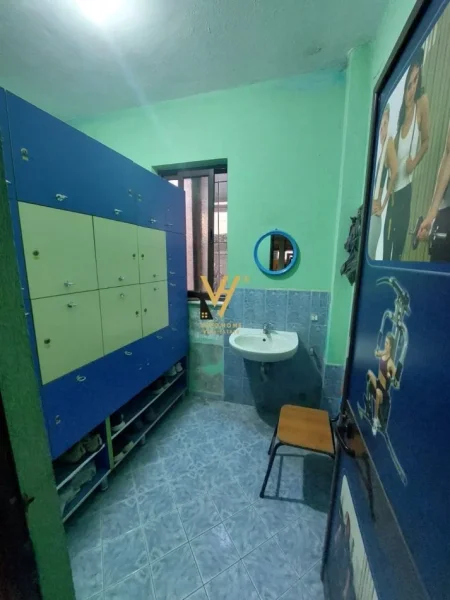 Tirane, jepet me qera ambjent biznesi Kati 0, 205 m² 800 € (ALI DEMI)