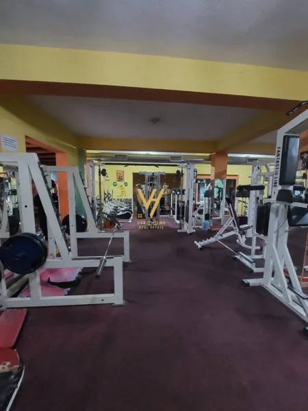 Tirane, jepet me qera ambjent biznesi Kati 0, 205 m² 800 € (ALI DEMI)