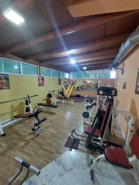 Tirane, jepet me qera ambjent biznesi Kati 0, 205 m² 800 € (ALI DEMI)