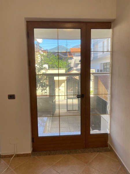 Tirane, jepet me qera apartament 3+1 Kati 1, 600 € 