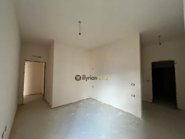 Tirane, shitet apartament 2+1+Ballkon Kati 4, 122 m² 176.000 € (Laprake)