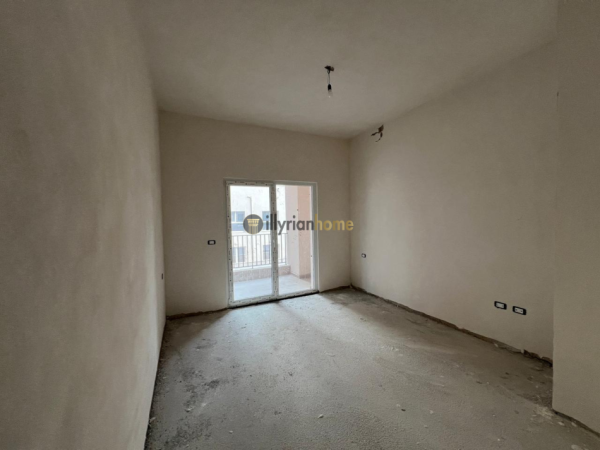 Tirane, shitet apartament 2+1+Ballkon Kati 4, 122 m² 176.000 € (Laprake)