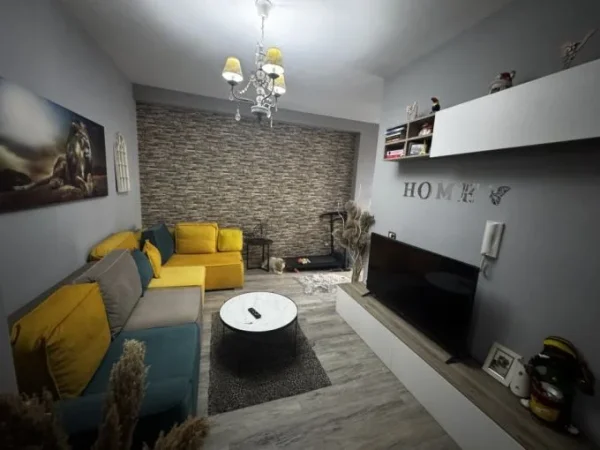 Tirane, jepet me qera apartament 1+1+Aneks+Ballkon Kati 4, 60 m² 400 € (Kombinat)