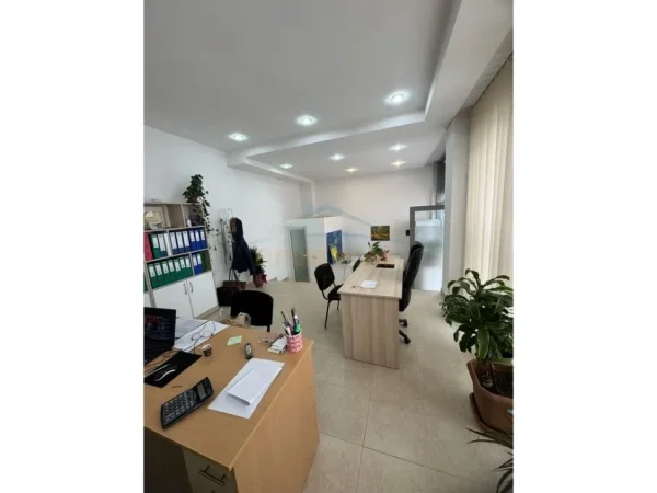 Tirane, shitet ambjent biznesi Kati 0, 37 m² 140.000 € (RRUGA E BOGDANEVE)